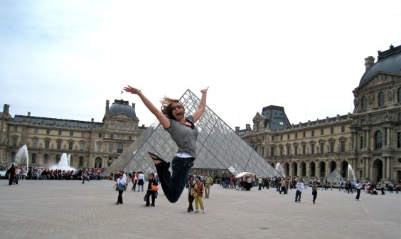 kimberly-jumps-louvre